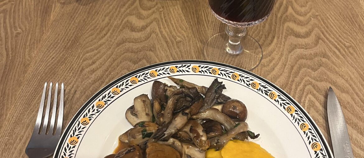 Filet mignon basse température laqué miso-moutarde, pleurotes grillées et purée de courge à la sauge