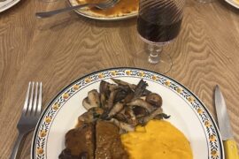 Filet mignon basse température laqué miso-moutarde, pleurotes grillées et purée de courge à la sauge