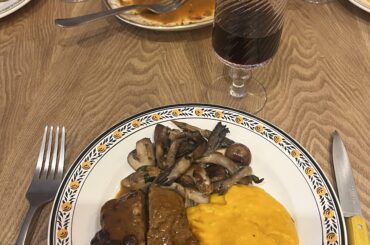 Filet mignon basse température laqué miso-moutarde, pleurotes grillées et purée de courge à la sauge