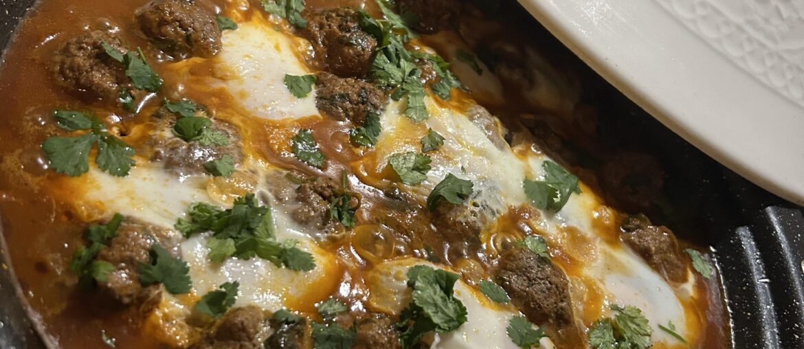 Tajine œufs et kefta avec frites maisons à côté