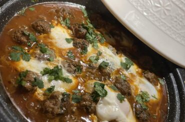 Tajine œufs et kefta avec frites maisons à côté