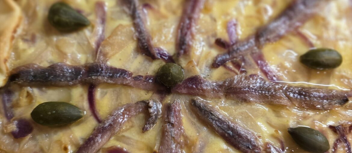 Tarte à l'oignon, anchois, fleurs de câpres