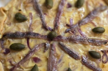 Tarte à l'oignon, anchois, fleurs de câpres