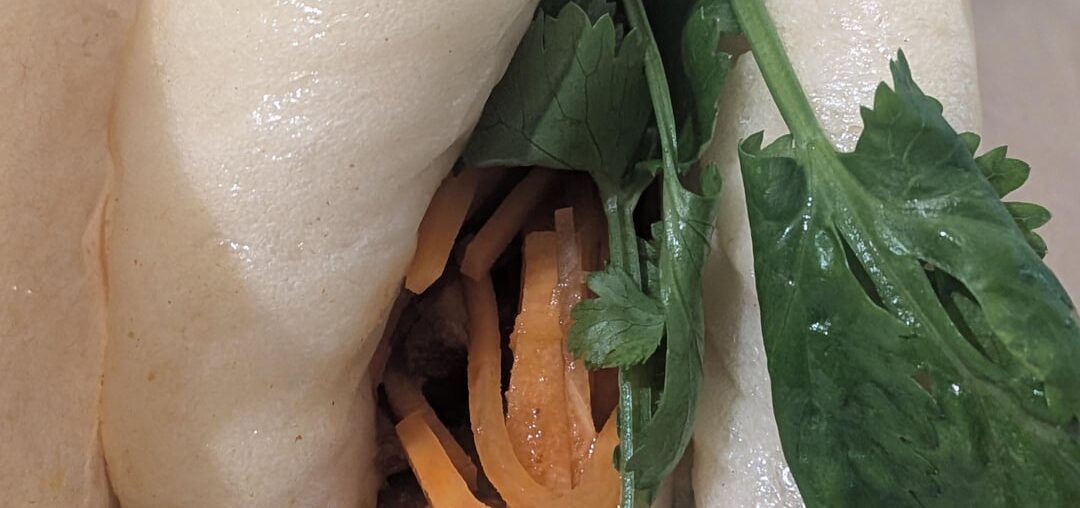 Pain vapeur et porc effiloché cuit au cidre