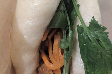 Pain vapeur et porc effiloché cuit au cidre