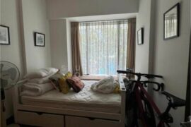 What colors go with the orange closets for the guest bedroom?