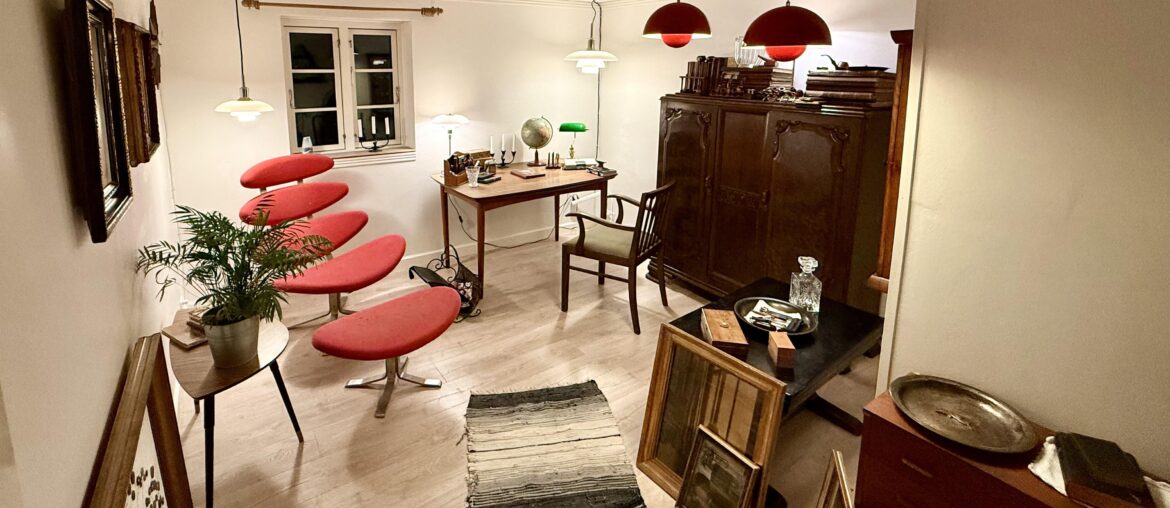 Computer in pre-computer age office?