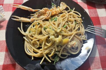 Wholemeal square spaghetti with langoustines and yellow cherry tomato