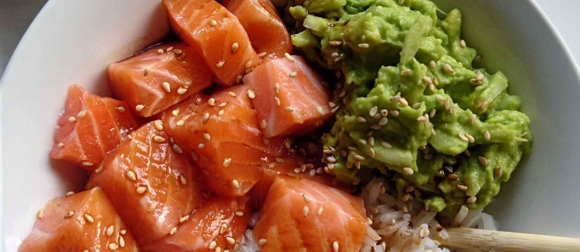 Bol de Riz Basmati, Saumon et Avocats en purée avec différents haricots.