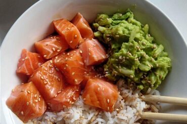 Bol de Riz Basmati, Saumon et Avocats en purée avec différents haricots.