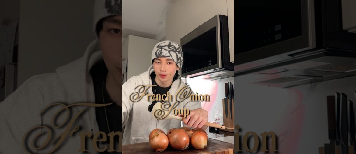 starting a new series and first up is french onion soup 🤩