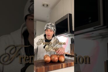 starting a new series and first up is french onion soup 🤩