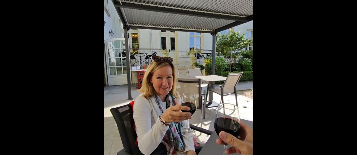 Whole bunch of cheers at Clos d’ Amboise, France | Our Tour De France 2025 Whole bunch of cheers at Clos d' Amboise, France | Our Tour De France 2025