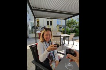 Whole bunch of cheers at Clos d' Amboise, France | Our Tour De France 2025