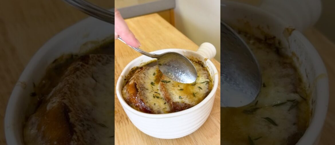 French Onion Soup 🇫🇷🧅 #frenchonionsoup #soup #frenchfood #frenchcuisine #onions