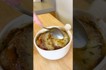 French Onion Soup 🇫🇷🧅 #frenchonionsoup #soup #frenchfood #frenchcuisine #onions