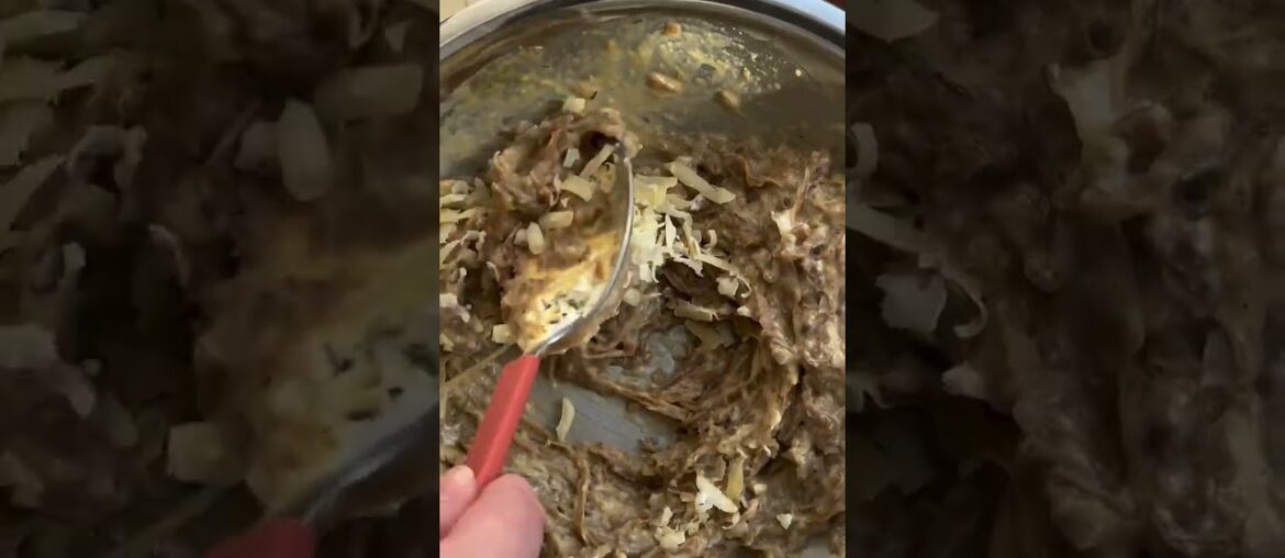 French onion soup pie 🥧🧅 full recipe on my substack! Beef stock flavored caramelized onions in a French onion soup pie 🥧🧅 full recipe on my substack! Beef stock flavored caramelized onions in a