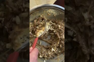 French onion soup pie 🥧🧅 full recipe on my substack! Beef stock flavored caramelized onions in a