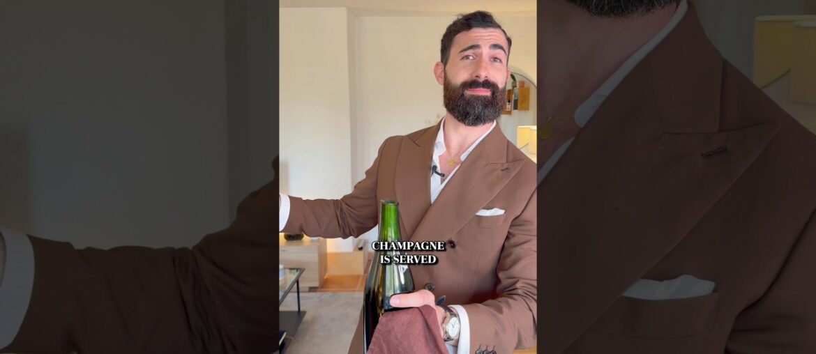 🍾🇫🇷 How to saber Champagne the proper Frenchway.