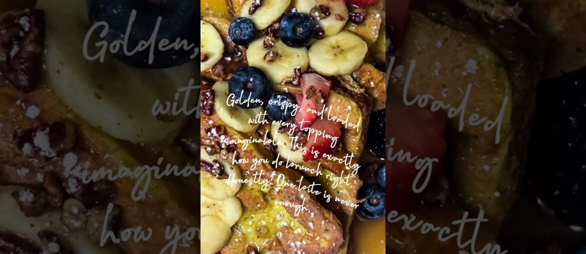 Fresh berries, sliced bananas, and the perfect crunch.