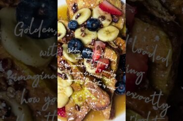 Fresh berries, sliced bananas, and the perfect crunch.