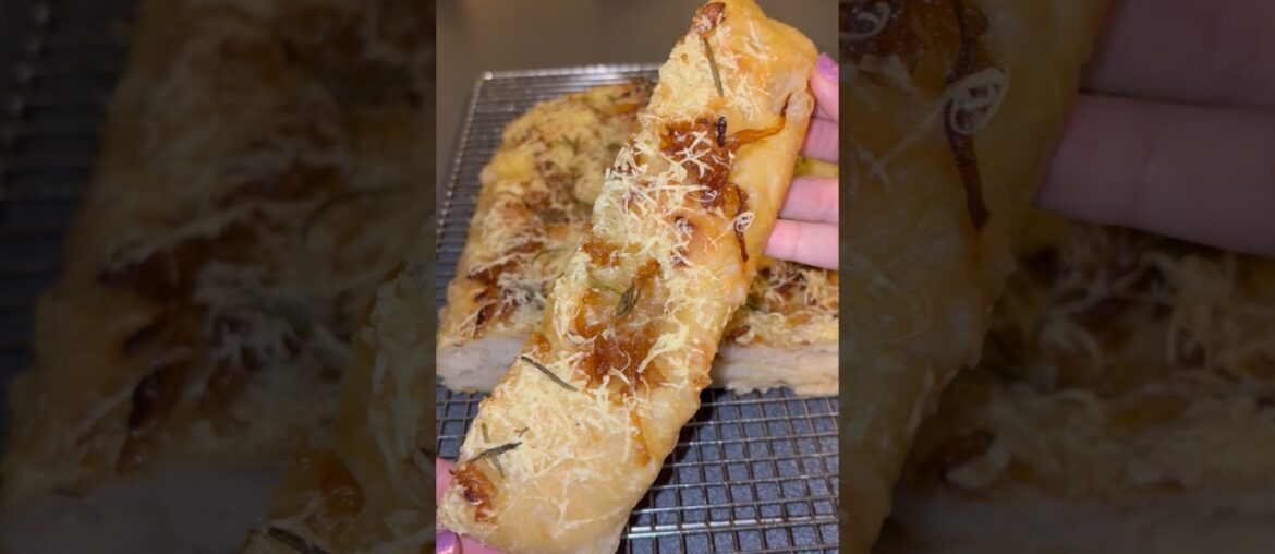 French Onion Focaccia #focaccia #breadrecipe #frenchonion #caramelisedonion #frenchonionsoup