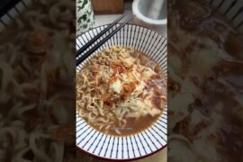 🍜 RAMEN SERIES: PART 3 🍜 FRENCH ONION RAMEN WITH CRISPY SHALLOTS Comment “RECIPE” and I’ll send