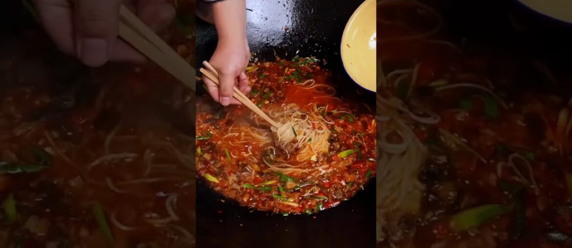 Today's breakfast is: homemade kimchi rice noodles and flatbread!#gourmet food#RuralLife #ricenoodle