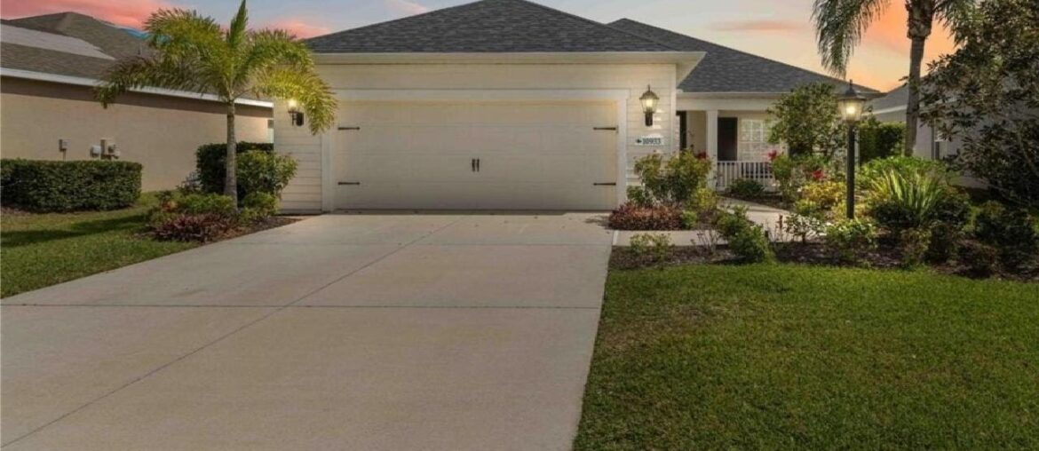 10933 BLUE MAGNOLIA LANE, PARRISH, FL Presented by The Young Team.