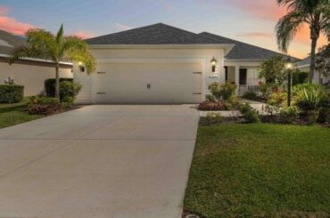 10933 BLUE MAGNOLIA LANE, PARRISH, FL Presented by The Young Team.