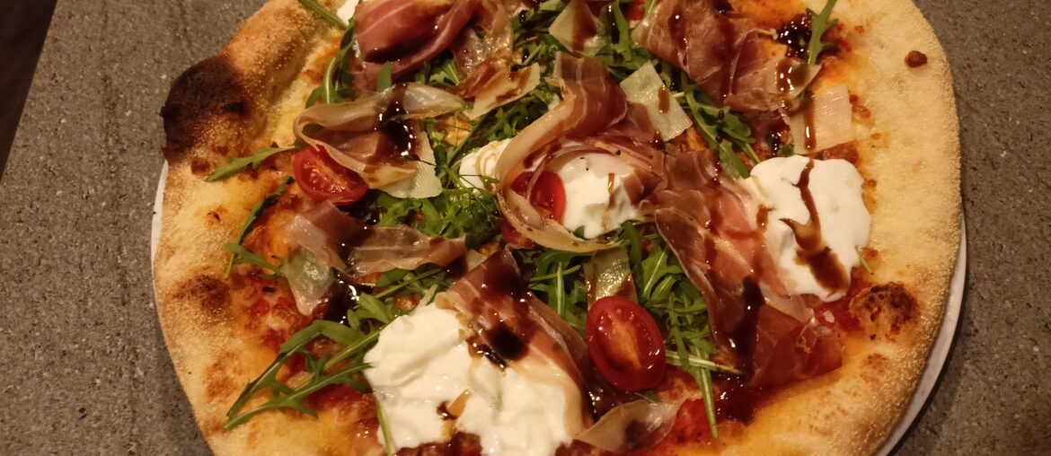 Pizza jambon de Parme, parmesan, stracciatella.