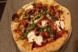 Pizza jambon de Parme, parmesan, stracciatella.