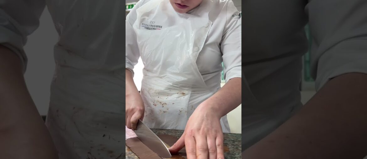 Parte 1 escultura de chocolate :)!! #chocolate #sculpture #france #gourmet