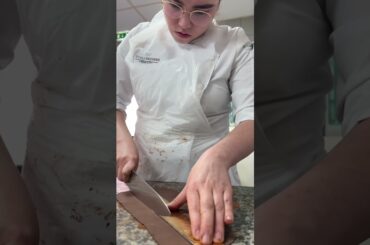 Parte 1 escultura de chocolate :)!! #chocolate #sculpture #france #gourmet