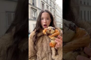 TRYING THE VIRAL CROOKIE IN PARIS!! #explore #viral #paris #review #food #shortsfeed #shorts