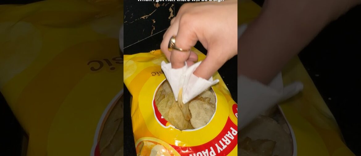 When i get rich there will be a sign| Elite way of eating lays chips #youtubeshorts #shorts #lays