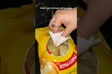 When i get rich there will be a sign| Elite way of eating lays chips #youtubeshorts #shorts #lays