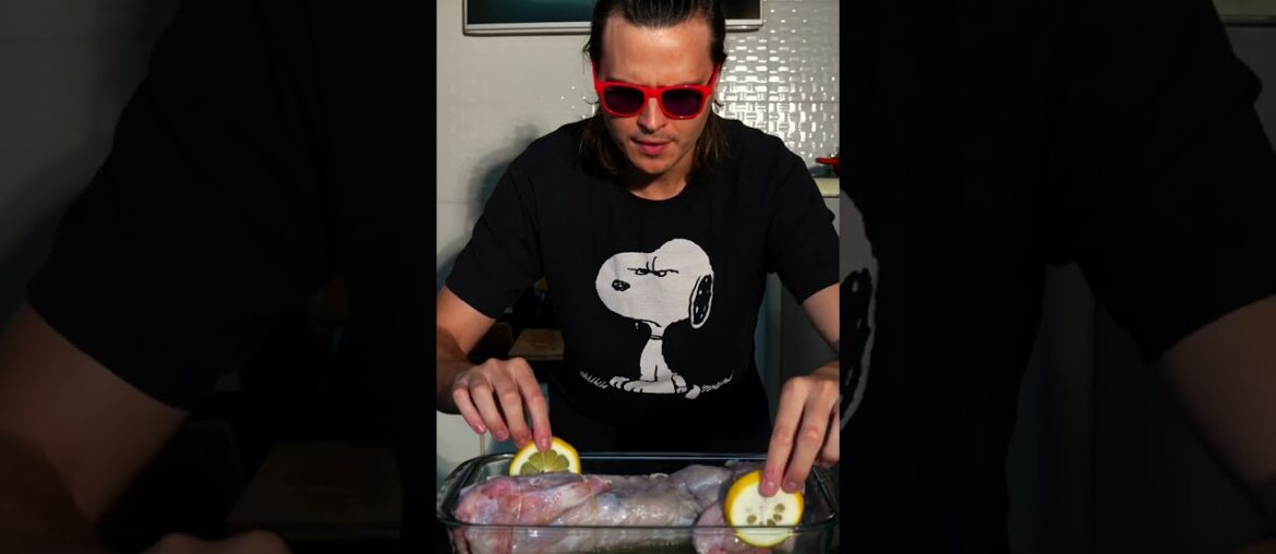 CARNE DE JACARÉ GOURMET - Assei o corpo do jacaré com vinho e limão siciliano