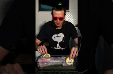 CARNE DE JACARÉ GOURMET - Assei o corpo do jacaré com vinho e limão siciliano