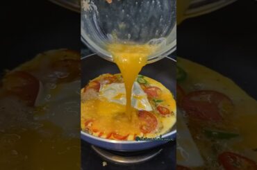 Ye French Omelette ke aage normal Omelette feeka 🍳 #egg #breakfast #food #yummy #shorts #protein