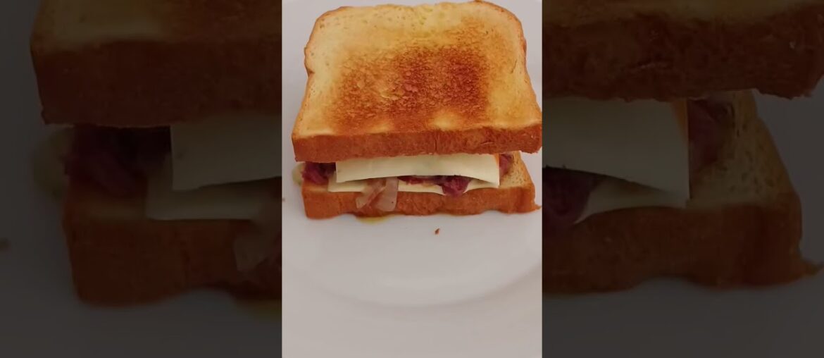 Corned Beef with Crosswise Onion Crescents on Brioche Toast 🥩🧅