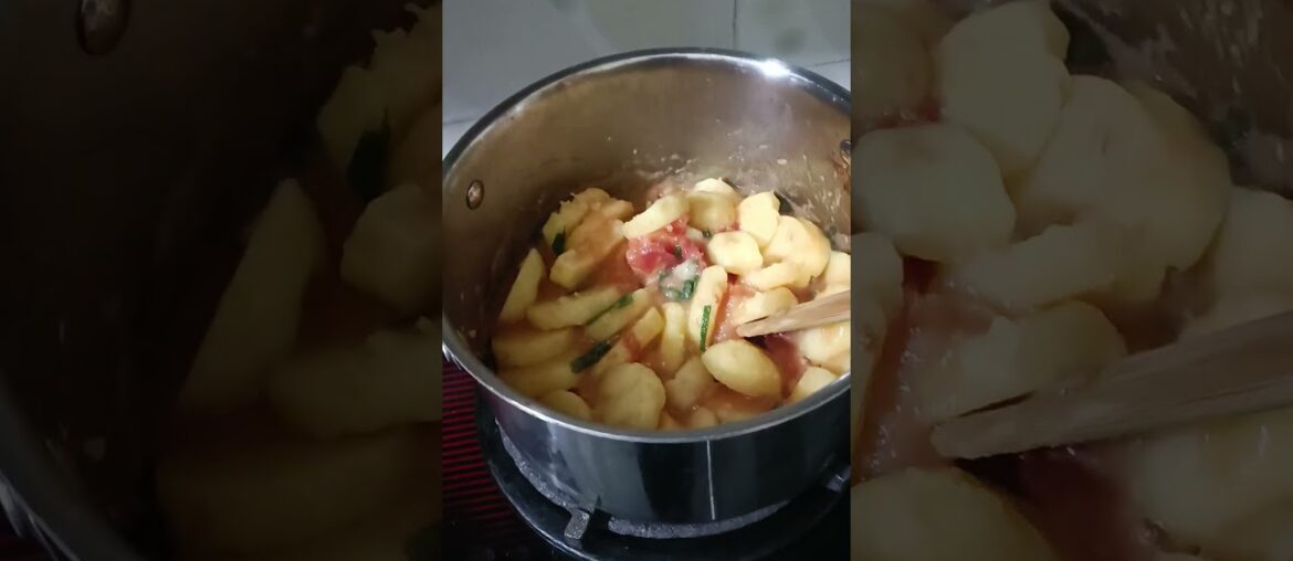 맛있고 영양가 있는 감자튀김에 토마토 소스를 곁들였습니다. #nutrition of dishes