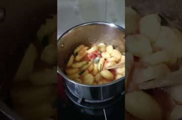 맛있고 영양가 있는 감자튀김에 토마토 소스를 곁들였습니다. #nutrition of dishes