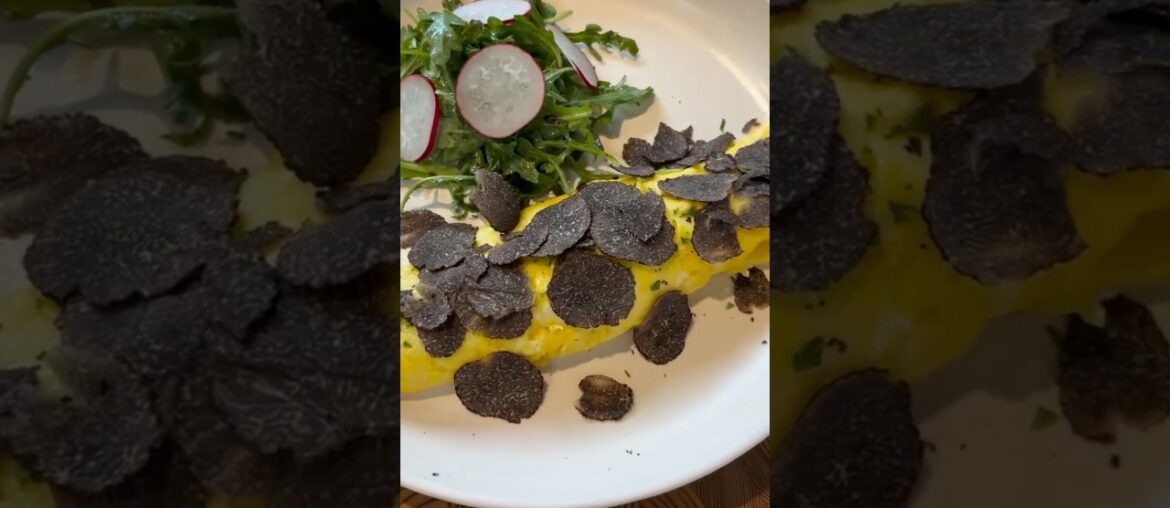 This black truffle omelette was insane!! #sundaybrunch #truffle #homecook #recipe