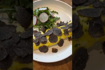 This black truffle omelette was insane!! #sundaybrunch #truffle #homecook #recipe