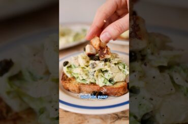 Herzhafte Arme Ritter mit veganem Caesar Salad #rezept #veganerezepte #glutenfrei