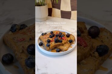 Peanut butter french toast 🫐💛 #breakfast #easyrecipe #frenchtoast #highprotein