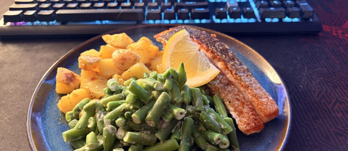Salmon, garlic potatoes and green beans in creamy tarragon sauce