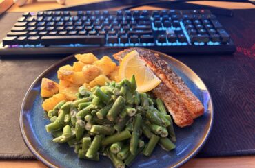 Salmon, garlic potatoes and green beans in creamy tarragon sauce