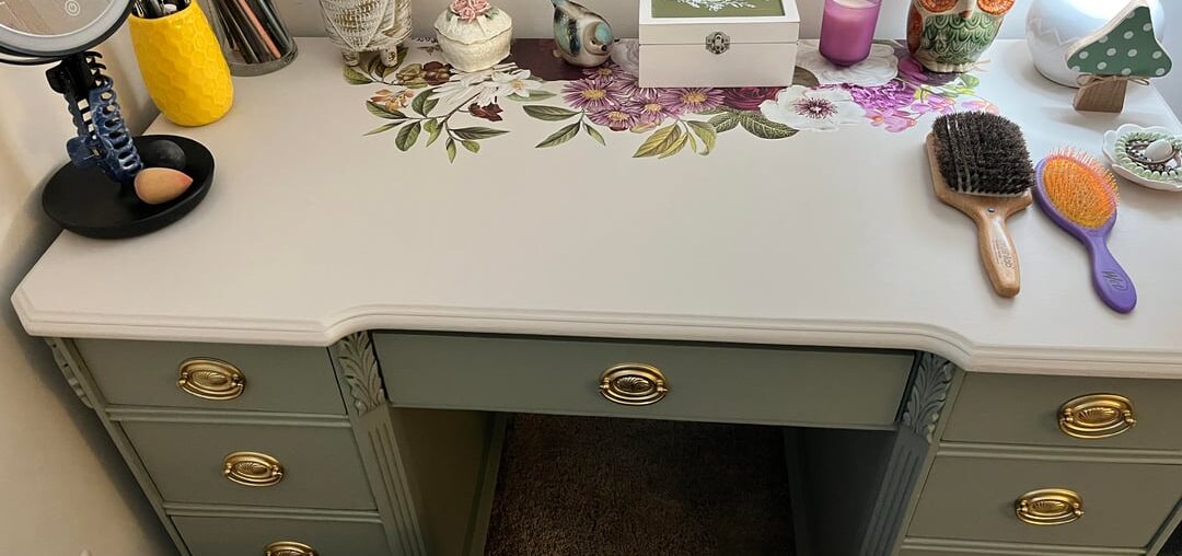 What color walls would go well with my green vanity?
